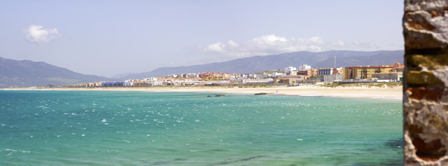 Tarifa vom Meer aus mit leerem Strand