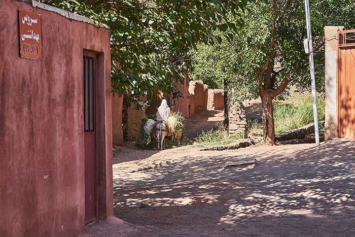 Backpacking im Iran Alte Frau in Abyaneh