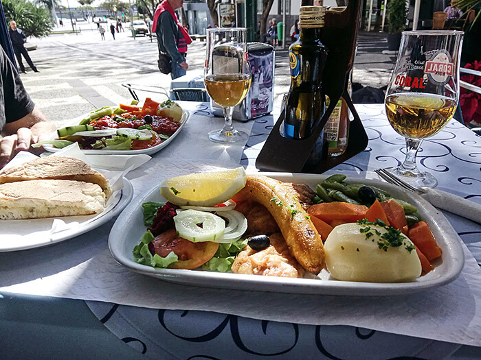 Schwarzer Degenfisch mit gegriller Banane.