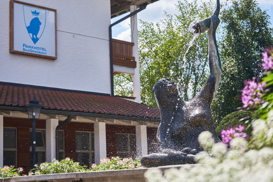 Parkhotel Außen mit Brunnen